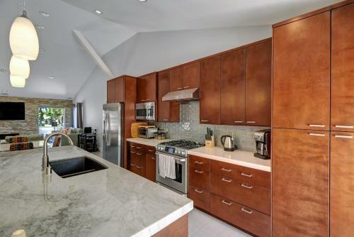 Southern Exposure Retreat By Oranj Palm