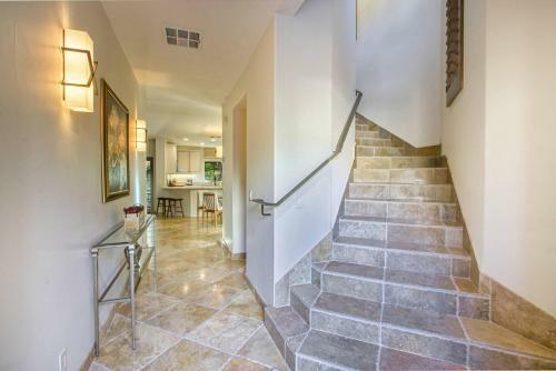 Downtown Tuscan Haven - 2 Br Luxury Condo By Oranj Palm