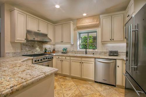Downtown Tuscan Haven - 2 Br Luxury Condo By Oranj Palm