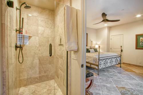 Downtown Tuscan Haven - 2 Br Luxury Condo By Oranj Palm