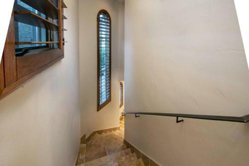 Downtown Tuscan Haven - 2 Br Luxury Condo By Oranj Palm