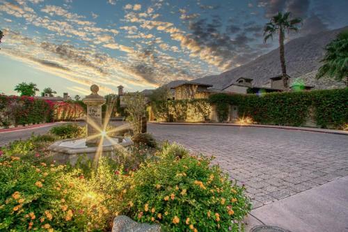 Downtown Tuscan Haven - 2 Br Luxury Condo By Oranj Palm