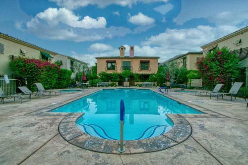 Downtown Tuscan Haven - 2 Br Luxury Condo By Oranj Palm