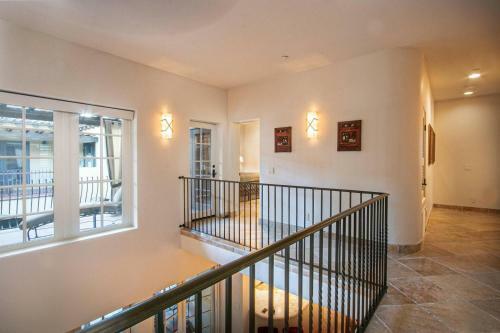 Downtown Tuscan Haven - 2 Br Luxury Condo By Oranj Palm