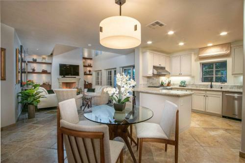 Downtown Tuscan Haven - 2 Br Luxury Condo By Oranj Palm