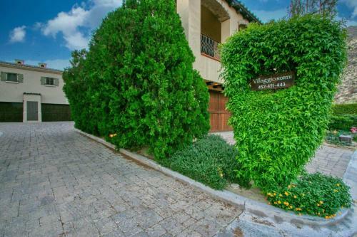 Downtown Tuscan Haven - 2 Br Luxury Condo By Oranj Palm