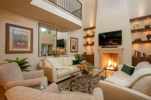 Downtown Tuscan Haven - 2 Br Luxury Condo By Oranj Palm