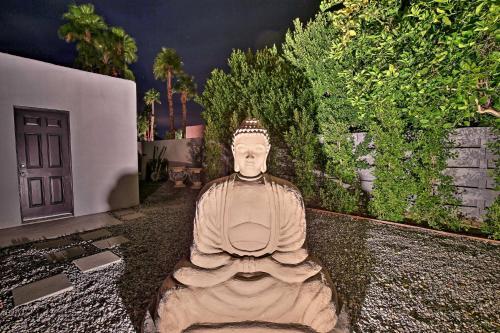 Stunning Palm Springs Escape With Epic Outdoor Oasis