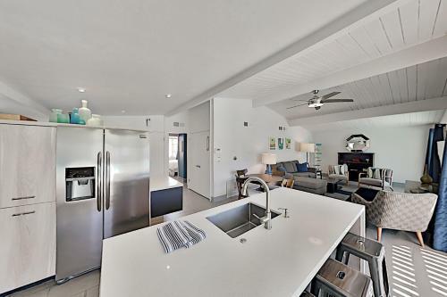Sleek Alexander Heated Home With A Pool, Near Downtown Home