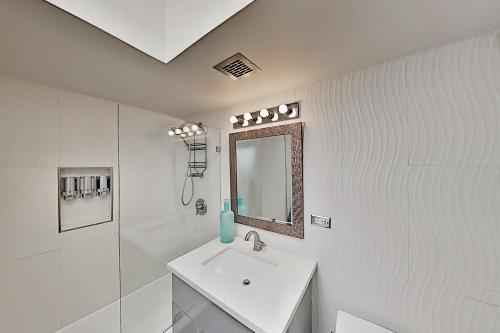 Sleek Alexander Heated Home With A Pool, Near Downtown Home