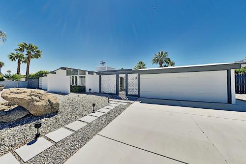 Sleek Alexander Heated Home With A Pool, Near Downtown Home