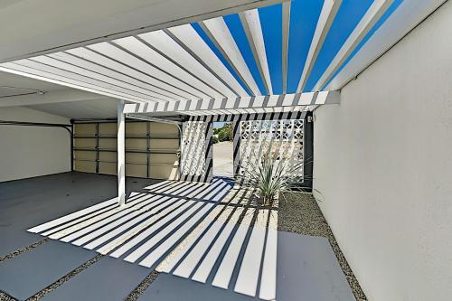 Sleek Alexander Heated Home With A Pool, Near Downtown Home