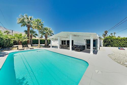 Sleek Alexander Heated Home With A Pool, Near Downtown Home