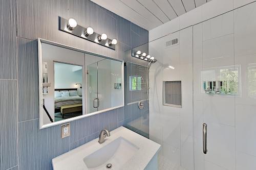 Sleek Alexander Heated Home With A Pool, Near Downtown Home