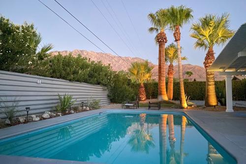 Sleek Alexander Heated Home With A Pool, Near Downtown Home