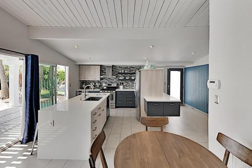 Sleek Alexander Heated Home With A Pool, Near Downtown Home