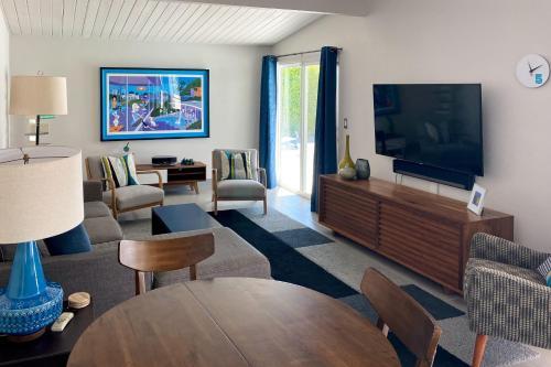 Sleek Alexander Heated Home With A Pool, Near Downtown Home
