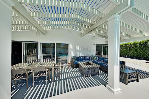 Sleek Alexander Heated Home With A Pool, Near Downtown Home