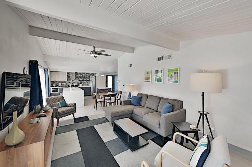 Sleek Alexander Heated Home With A Pool, Near Downtown Home