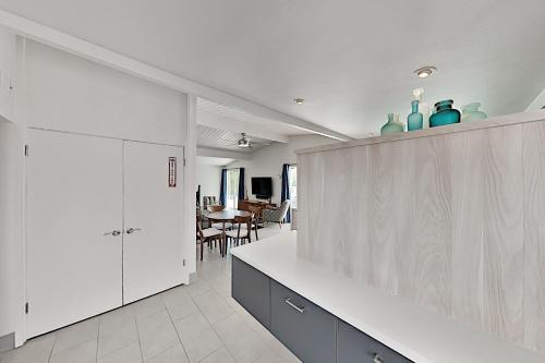 Sleek Alexander Heated Home With A Pool, Near Downtown Home