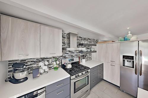 Sleek Alexander Heated Home With A Pool, Near Downtown Home