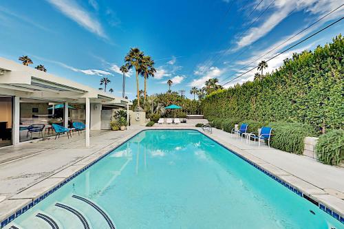 Mid-century Allure With Pool & Spa - Near Downtown Home