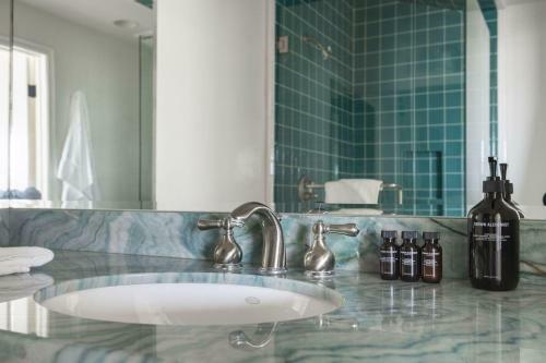 Shoreline - Spectacular Beachfront Abode W Fire Pit, Spa & Pool Table