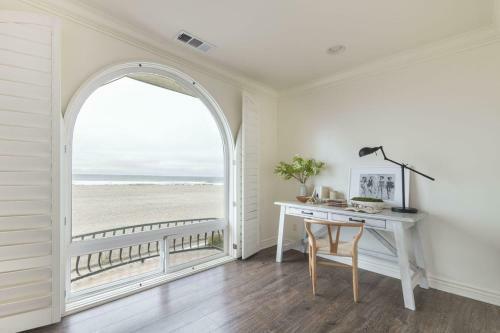 Shoreline - Spectacular Beachfront Abode W Fire Pit, Spa & Pool Table