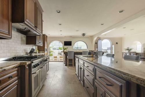 Shoreline - Spectacular Beachfront Abode W Fire Pit, Spa & Pool Table