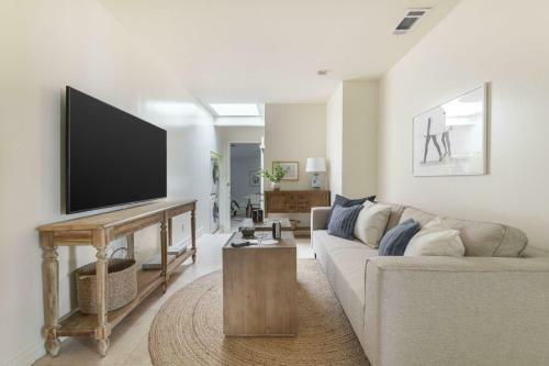 Shoreline - Spectacular Beachfront Abode W Fire Pit, Spa & Pool Table