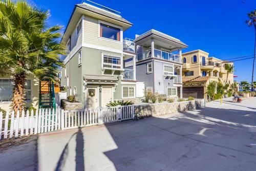 Cape Cod House, 3 Levels Plus Sky Deck, Beach & Bay Views, Dog Ok