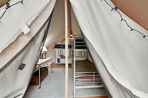 Dreamy Forest Cottage + Private Glamping Tent Cottage