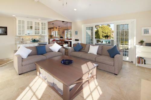 New Listing! Modern Beach House With Hot Tub Home