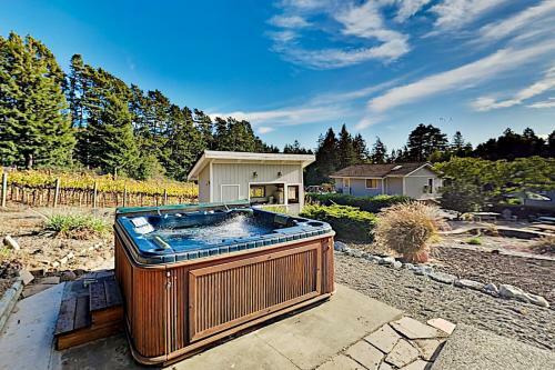 Mountain-view Vineyard Cottage - Private Hot Tub Cottage
