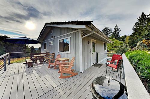 Mountain-view Vineyard Cottage - Private Hot Tub Cottage
