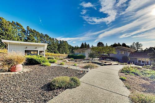 Mountain-view Vineyard Cottage - Private Hot Tub Cottage