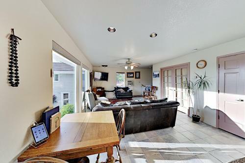 Mountain-view Vineyard Cottage - Private Hot Tub Cottage