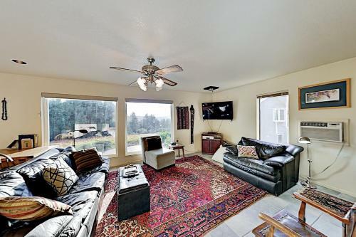 Mountain-view Vineyard Cottage - Private Hot Tub Cottage