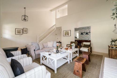 Clementine - Bright Modern Retreat W Pool & Large Patio