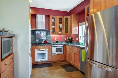 Ocean-view Oasis With Rooftop Deck - Steps To Beach Home