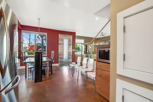 Ocean-view Oasis With Rooftop Deck - Steps To Beach Home