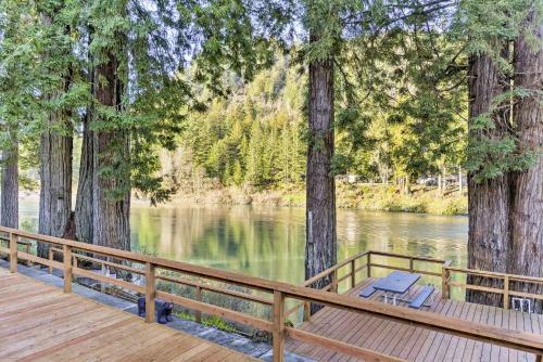 Crescent City Home With Deck - 15 Mins To Beach