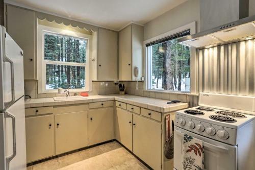 Mountain Cabin With Deck Less Than 1 Mile To Ski Resort!