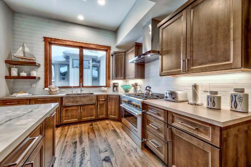 6 Bedroom Luxury Home With Great Location Townhouse