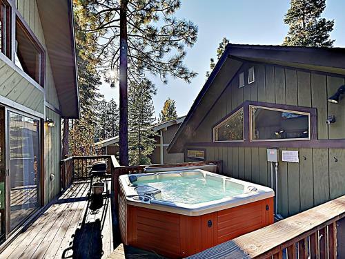 New Listing! Updated Mountain Chalet With Hot Tub Home