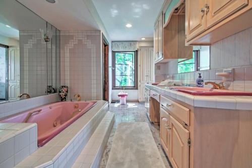 Elegant Getaway With Stunning View, 2 Mi To Heavenly