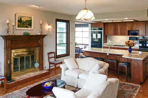 Elegant Getaway With Stunning View, 2 Mi To Heavenly