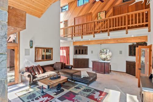 New Listing! Sugar Bear Lodge With Hot Tub Home