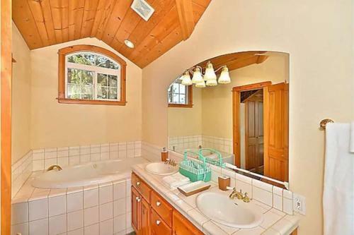 Rooster Rock By Avantstay - Classic Lakefront Retreat!