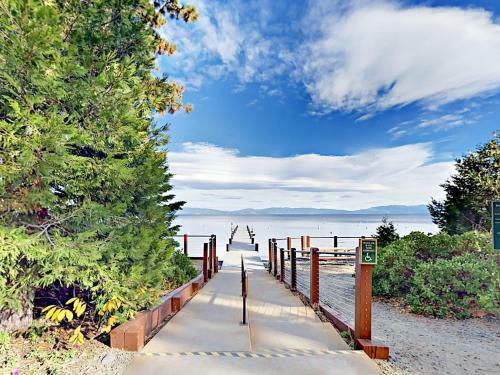 New Listing! Custom Alpine Home With Private Hot Tub Home